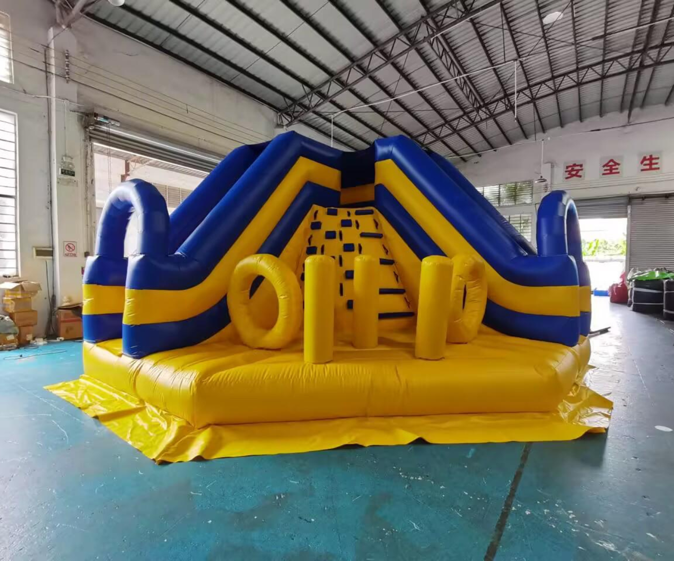 Château gonflable pyramide